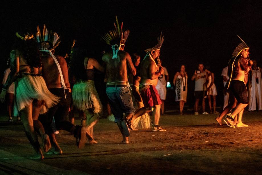 Durante a visita de CLAUDIA, representantesde diferentes povos indígenas da regiãorealizaram um alegre ritual dançante aoredor da fogueira, no centro da comunidade.