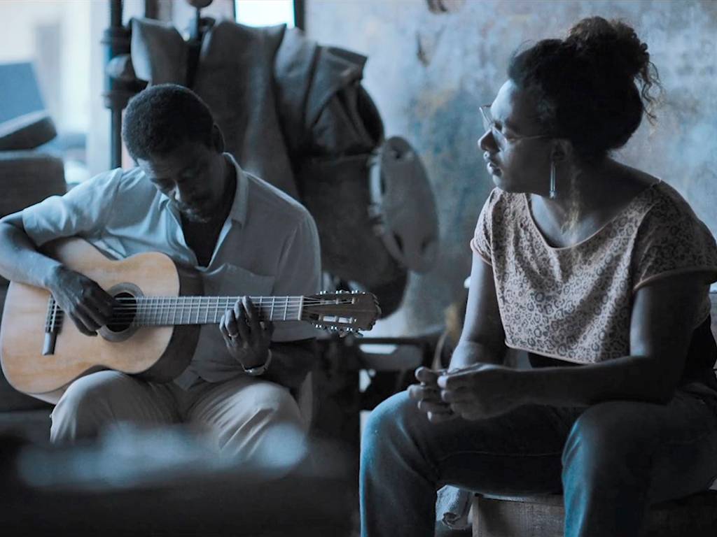 Seu Jorge e Liniker contracenam na segunda temporada de 'Manhãs de Setembro'.