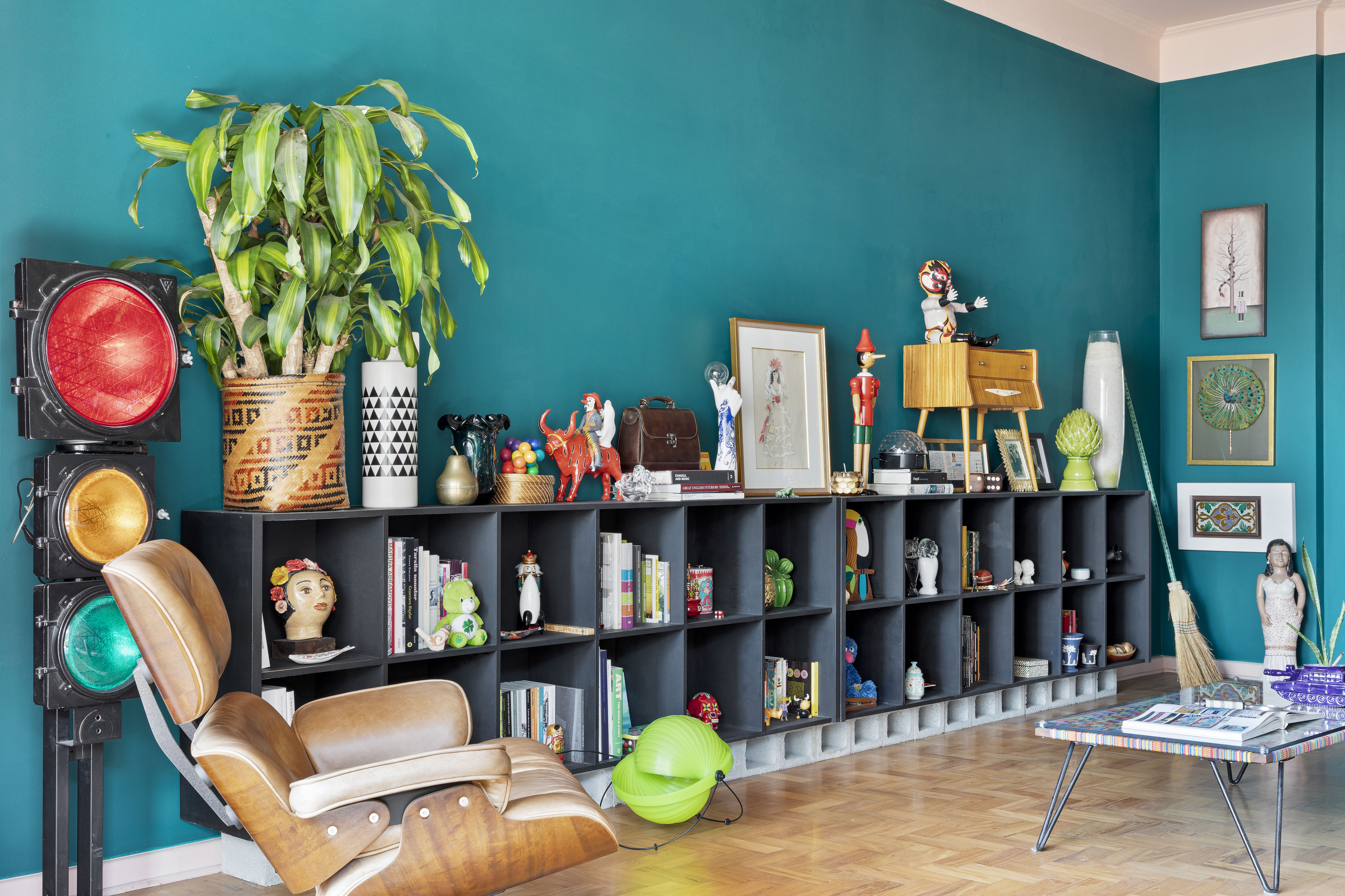 estante apoiada em tijolos