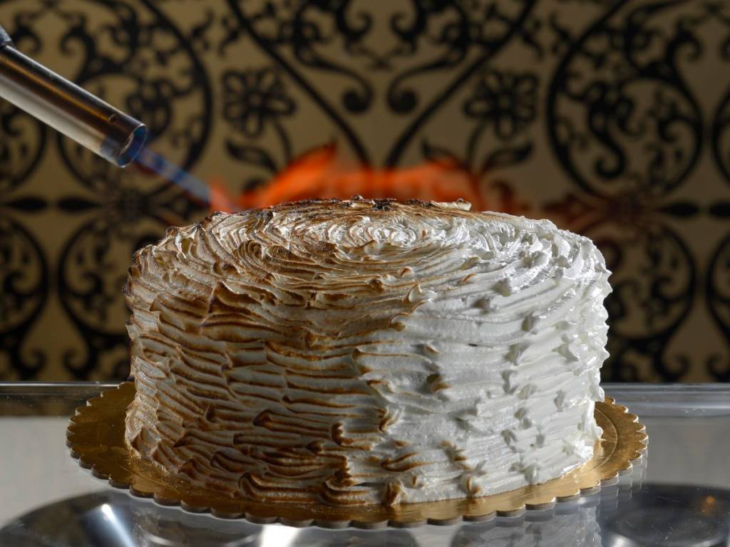 De canjica a Baked Alaska: Receitas de sobremesas quentinhas para aquecer