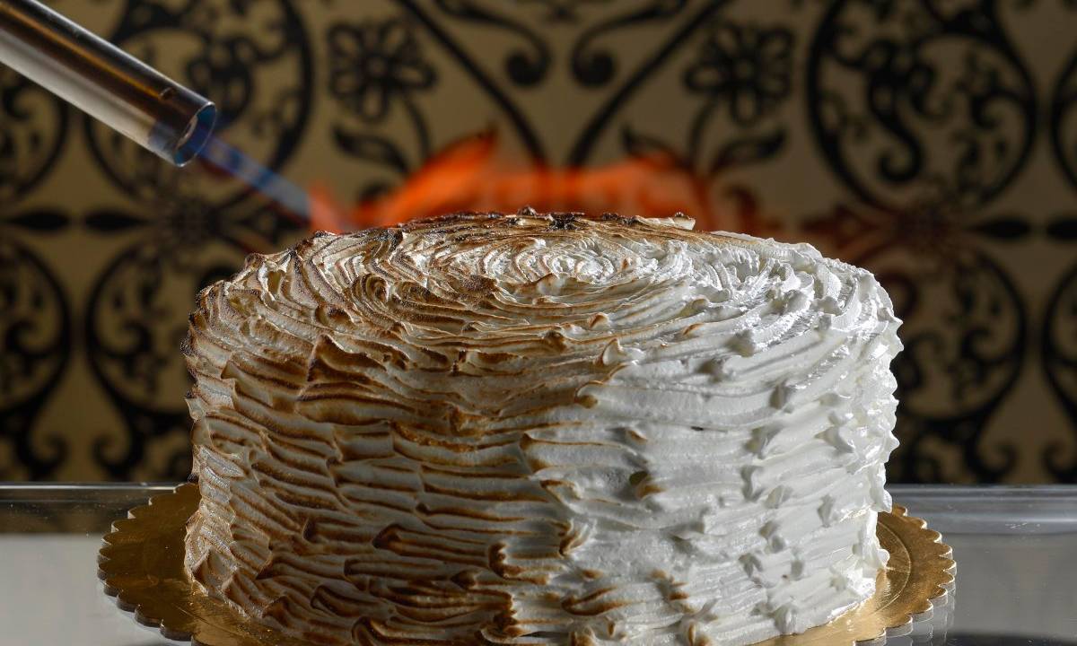 Receita de Baked Alaska, sobremesa com merengue, sorvete e pão de ló