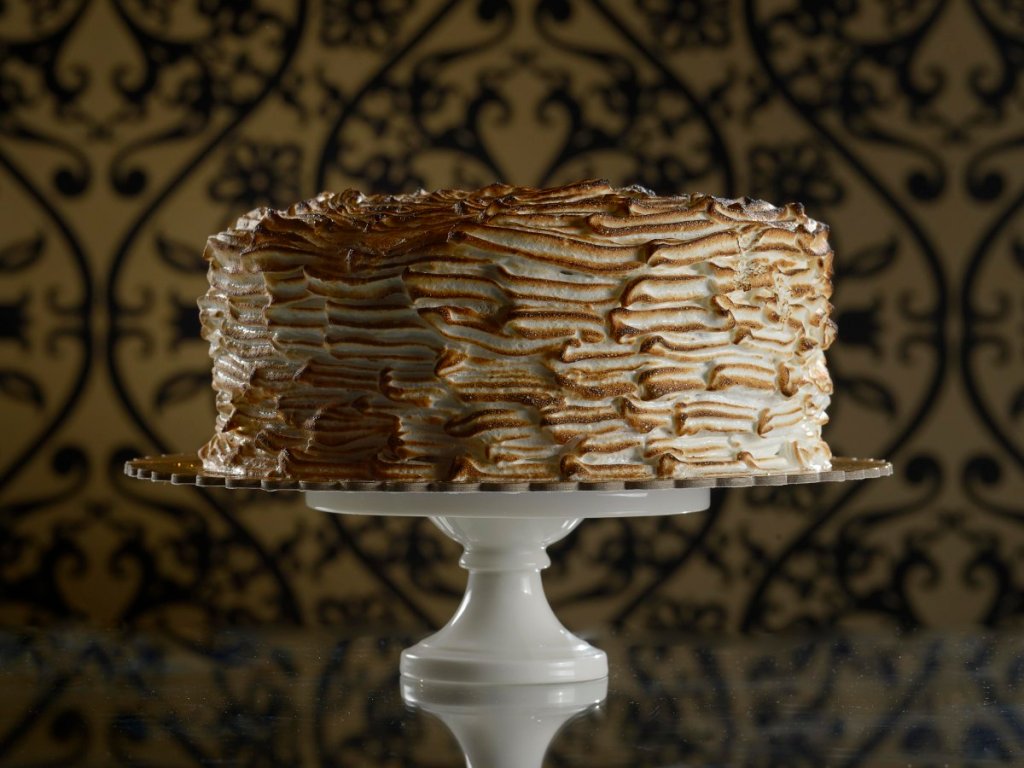 Receita de Baked Alaska, sobremesa com merengue, sorvete e pão de ló