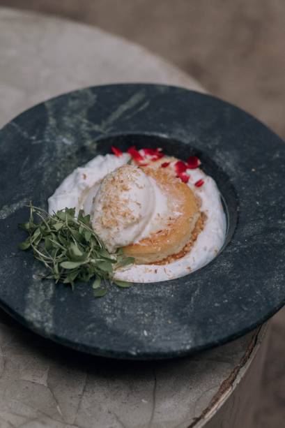 A Safadinha, nome que Rodrigo deu a essa  sobremesa de cocada e bolinho de estudante,é finalizada com brotos de coentro: uma forma original de trazer mais sabor e evitar o desperdíciodo ingrediente, presente em outros pratos.