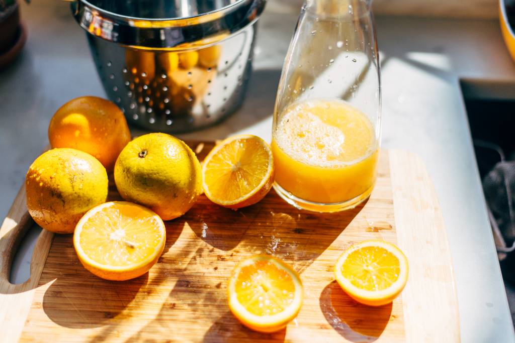 suco-laranja Sucos laranjas são ricos em vitamina C, fortalecendo a imunidade.