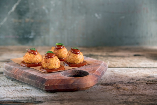 A bolinha de queijo criada pela chef Renata Vanzetto é opção do cardápio do MeGusta
