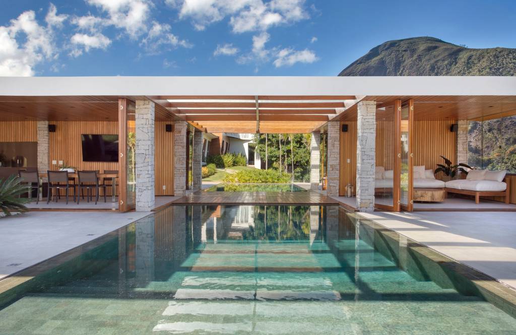 Residência em Itaipava com 480m2 renovada pelo escritório DIEGO RAPOSO ARQUITETURA _ foto 1 Casa com decoração elegante e neutra