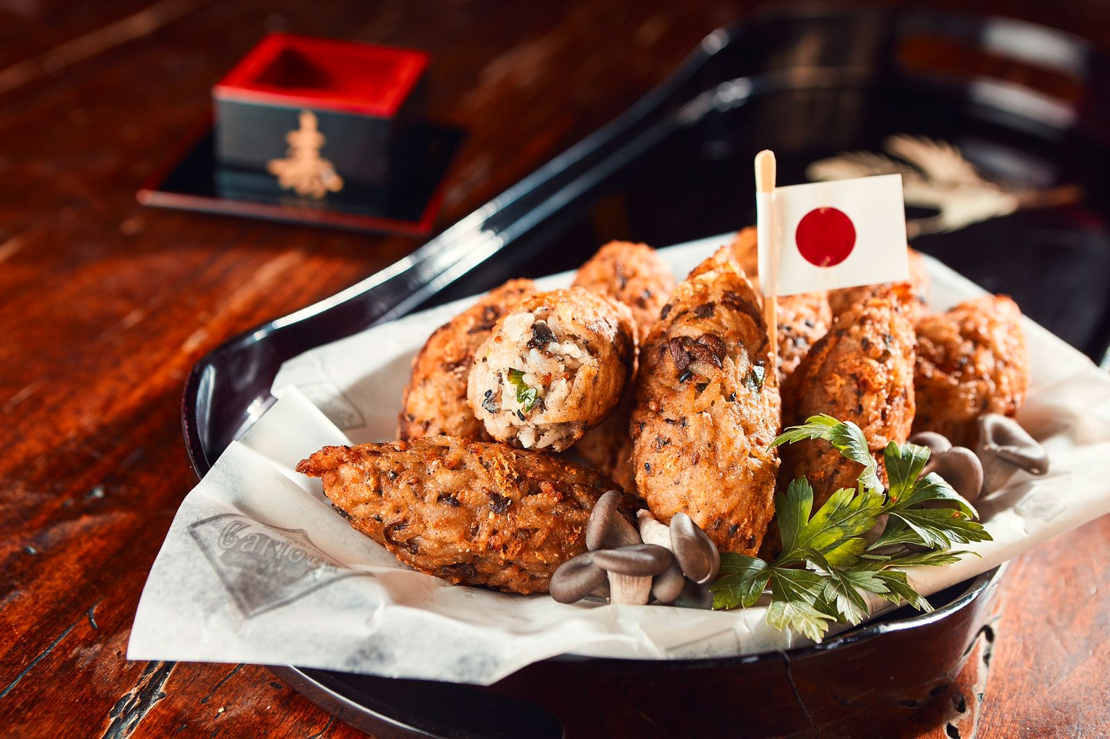 Crocante, esse bolinho leva shoyu e shimeji