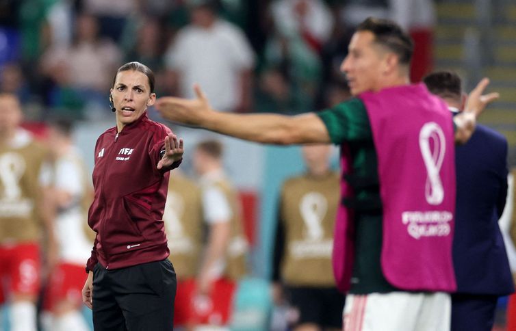 Stéphanie Frappart é a 1ª mulher a apitar um jogo da Copa do mundo