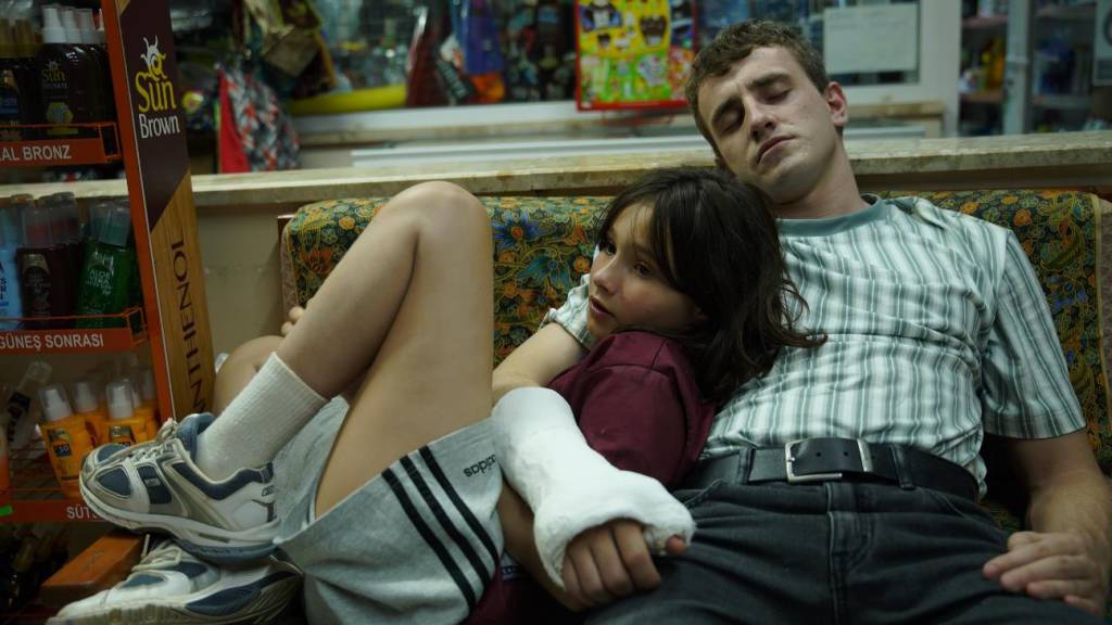 ‘Aftersun’: a alegria melancólica do melhor verão da vida