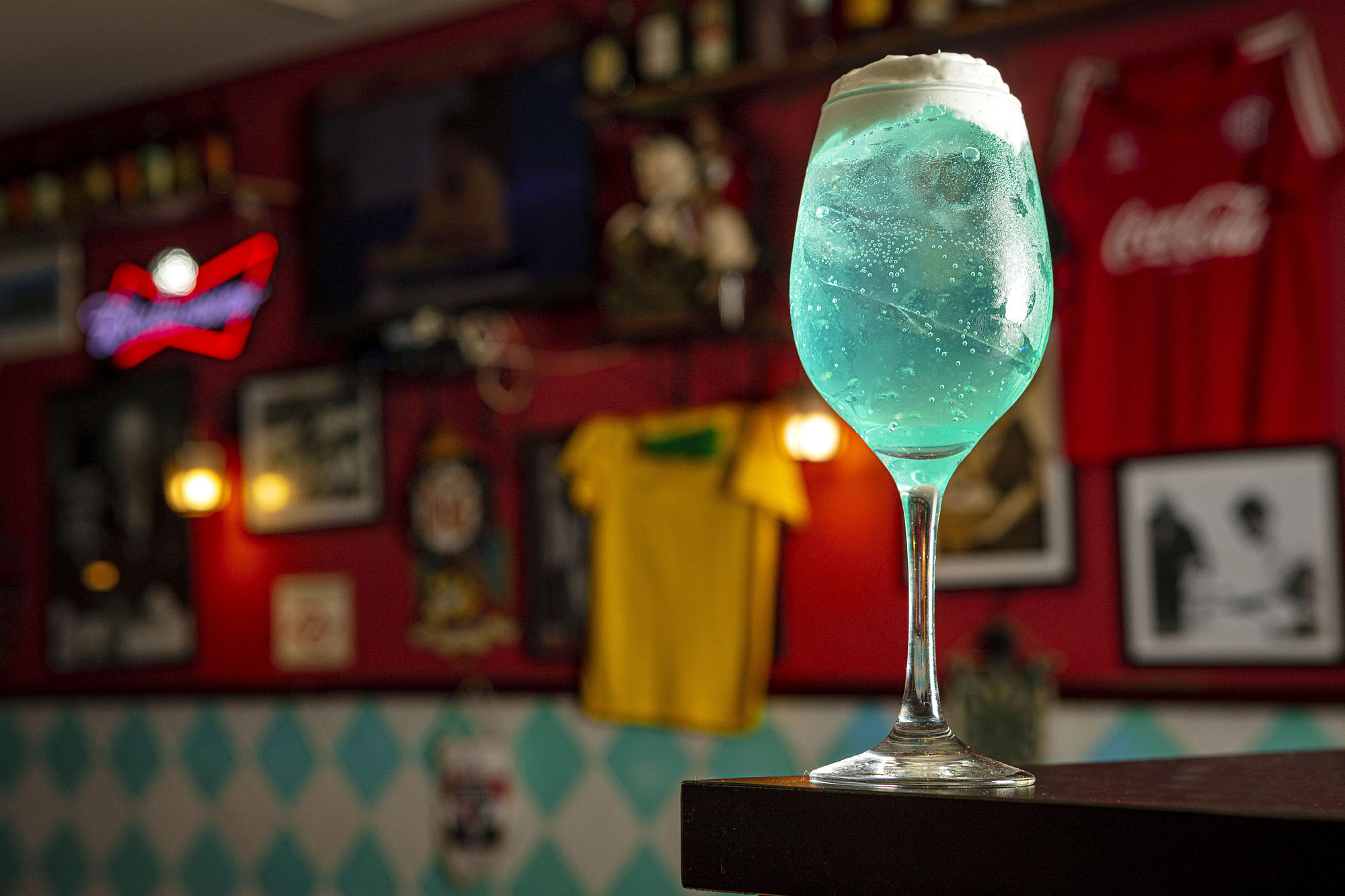 Inspirado na Argentina, o drink de colora&ccedil;&atilde;o azul &eacute; feito com Cura&ccedil;au e espumante