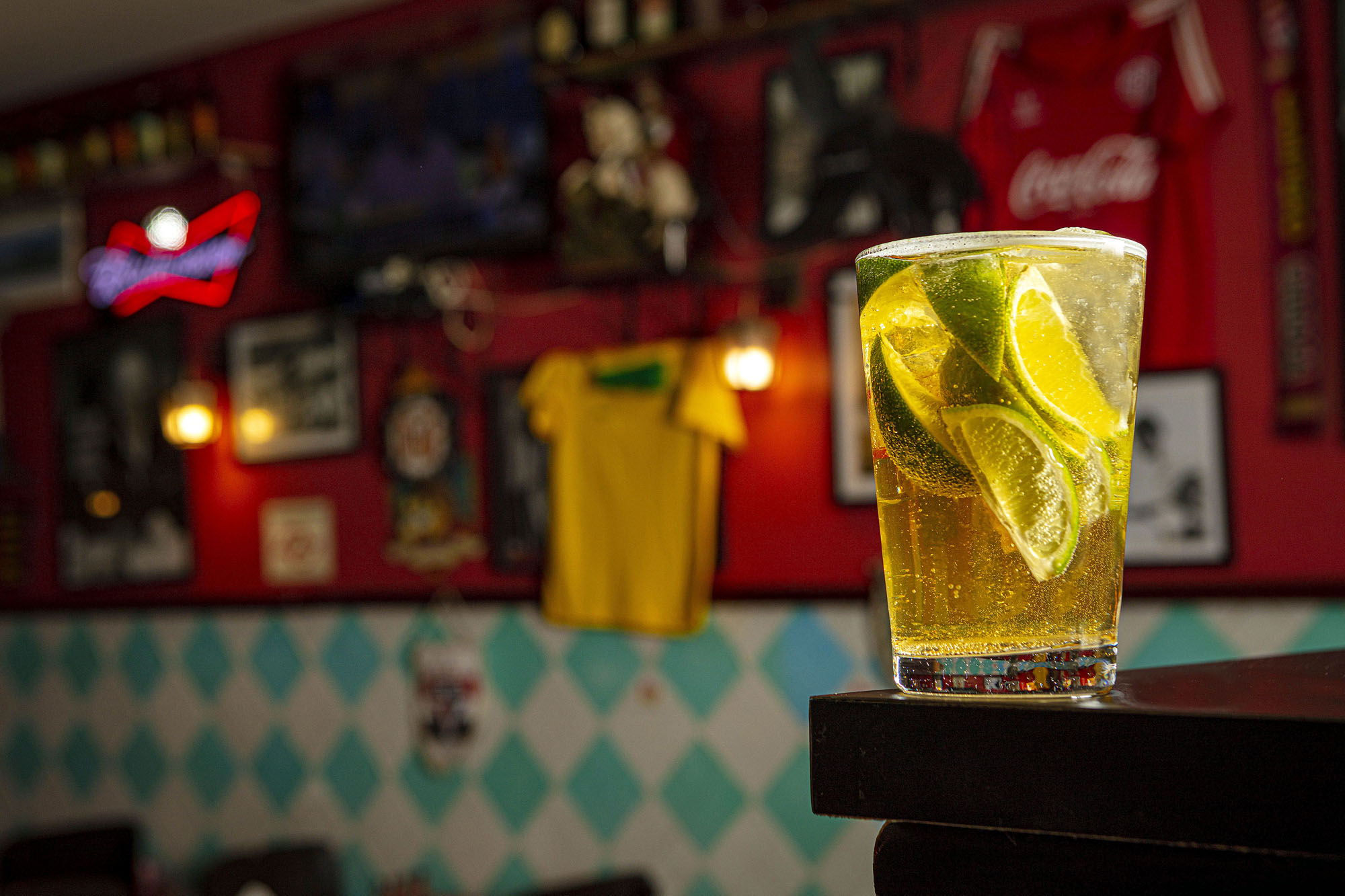 Potente, o coquetel da Alemanha &eacute; feito com xarope de gengibre, cerveja, licor e lim&atilde;o espremido