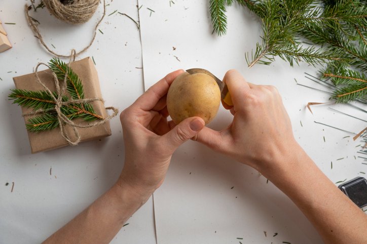 Ideias criativas de embrulhos de presente de Natal, carimbo de batata