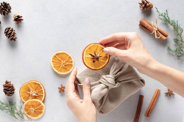 Embrulho de Natal feito com tecido e especiarias Embrulho de Natal feito com tecido e especiarias