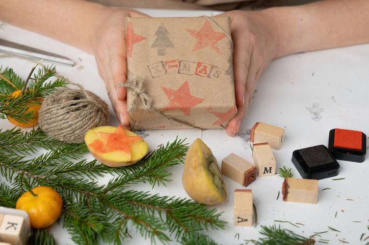 Ideias criativas de embrulhos de presente de Natal, carimbo de batata Ideias criativas de embrulhos de presente de Natal, carimbo de batata