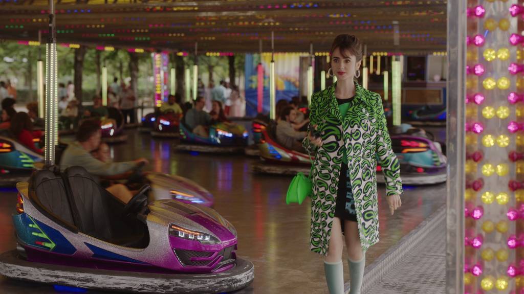 Lily Collins em cena do quarto episódio do seriado da Netflix.