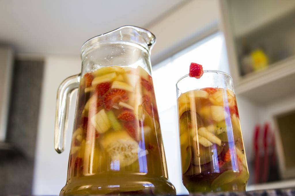 Low Angle View Of Clericot In Glass And Jug drinques com vinho branco - clericot