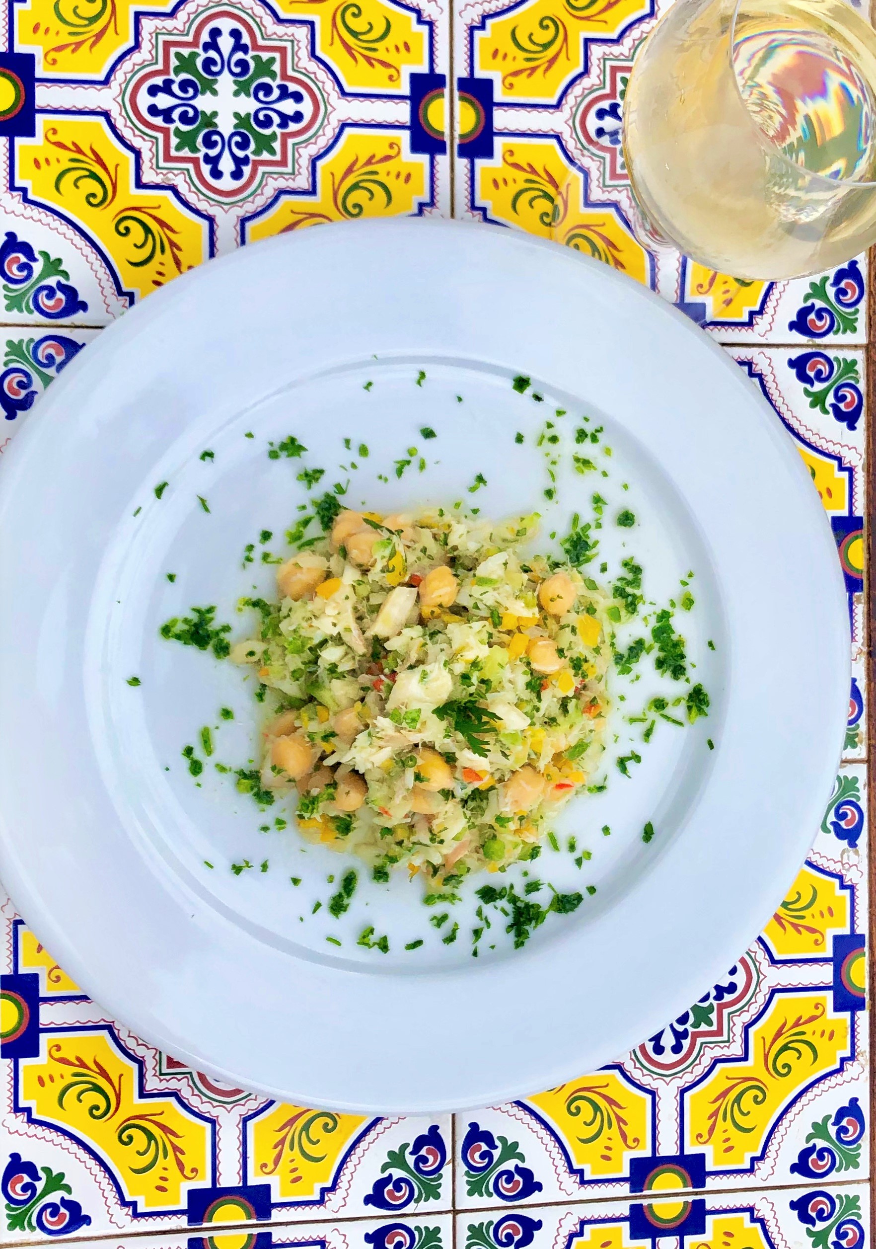 Salada de bacalhau com gr&atilde;o-de-bico