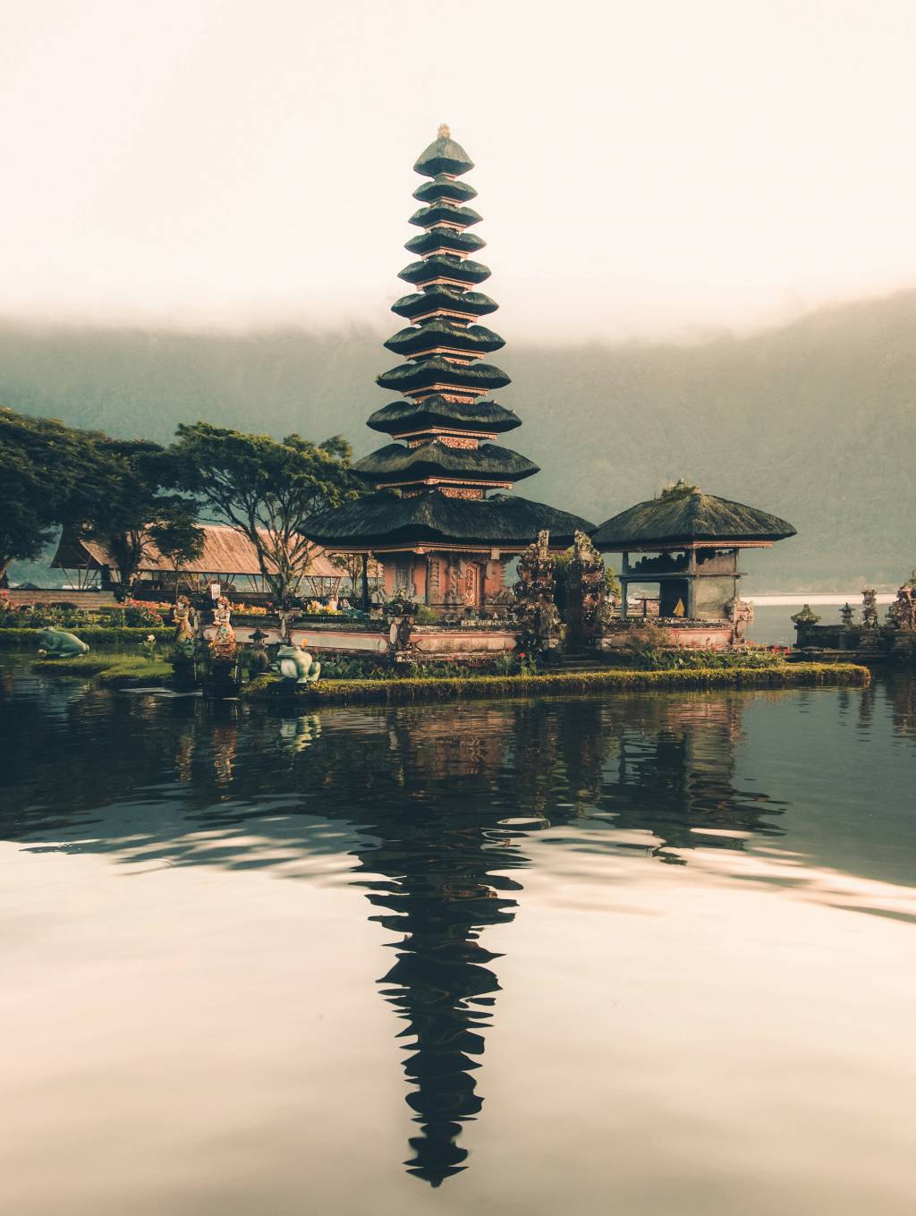 aron-visuals-1kdIG_258bU-unsplash Templo em Bali, na Indonésia