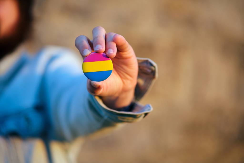 O que é ser pansexual: significado, bandeira e como saber se você é