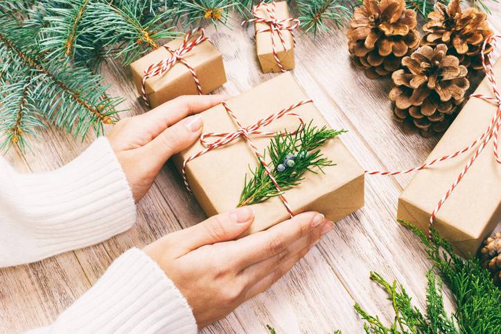 Passo a passo: 3 ideias criativas de embrulho para os presentes de Natal