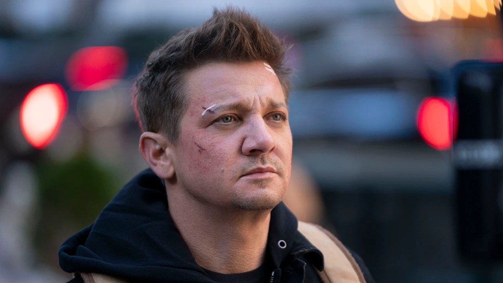 Jeremy Renner é hospitalizado em estado grave após acidente na neve