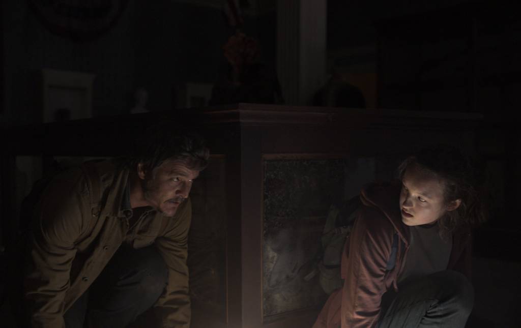 The Last of Us Pedro Pascal e Bella Ramsey em cena do terceiro capítulo da série 'The Last of Us'.