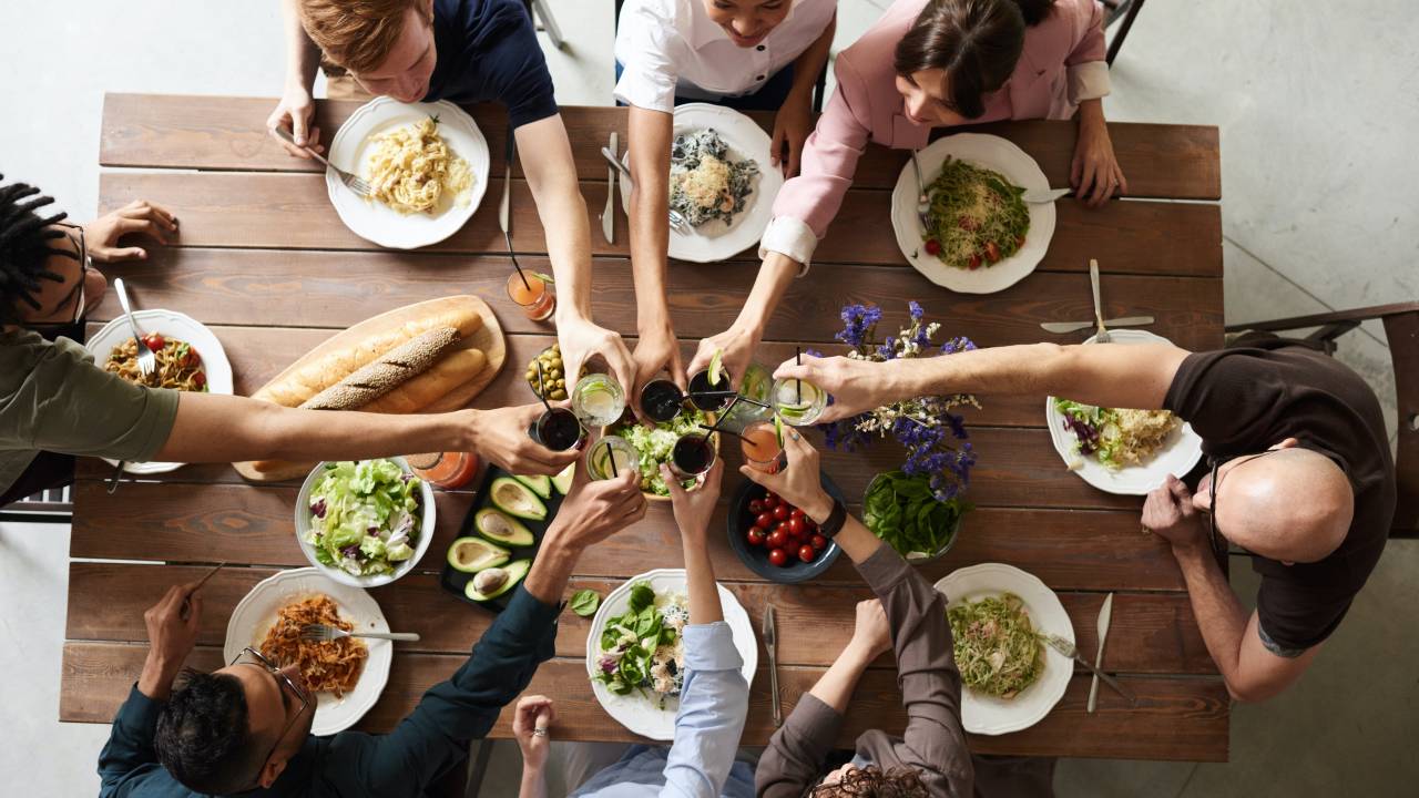 etiqueta à mesa