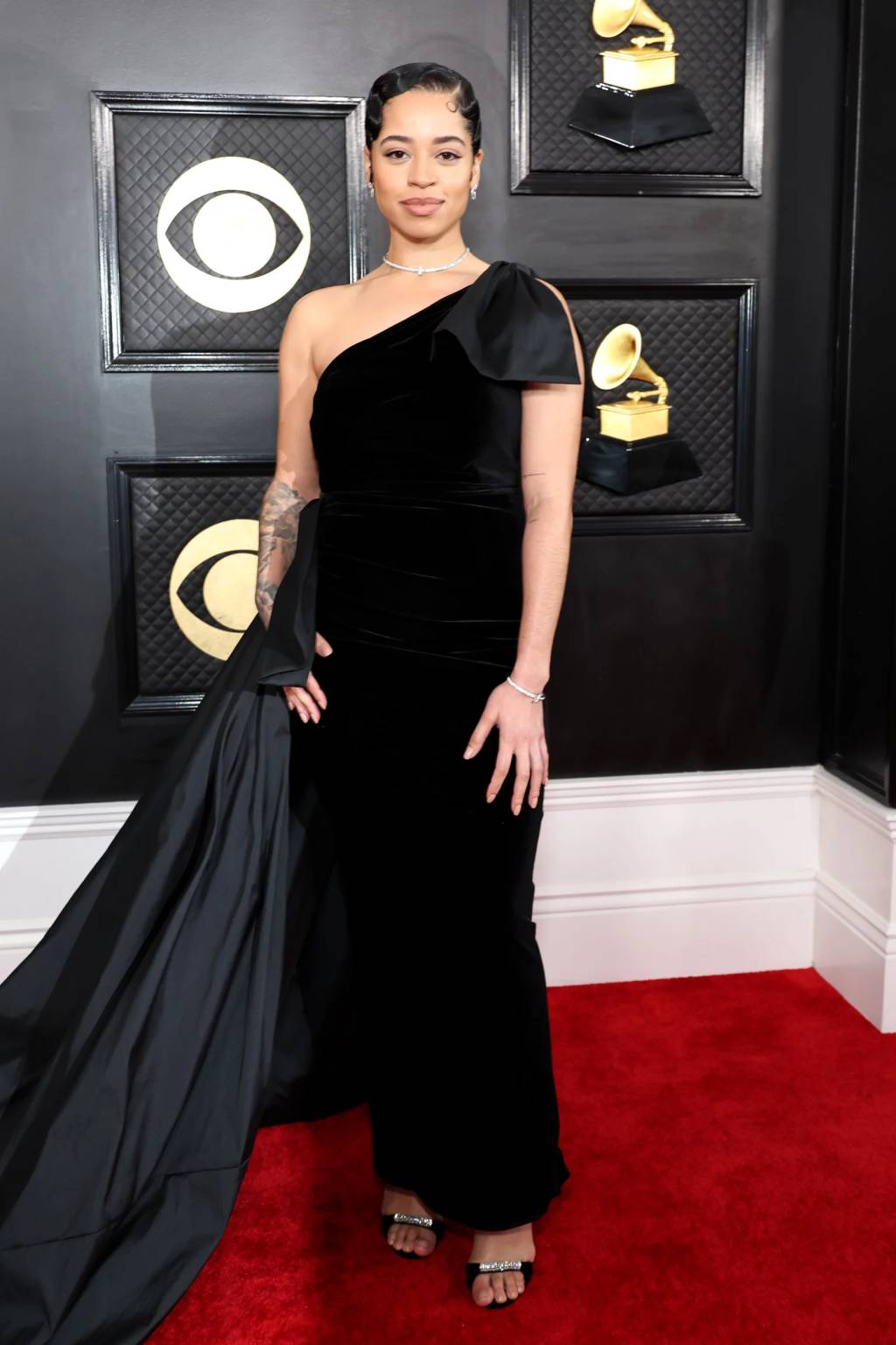Ella-Mai-Grammy O vestido preto nada básico de Ella Mai no Grammy.