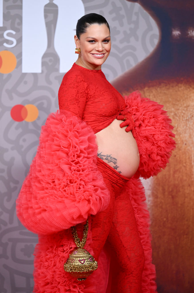 Jessie J, gr&aacute;vida, no tapete vermelho do BRIT Awards 2023