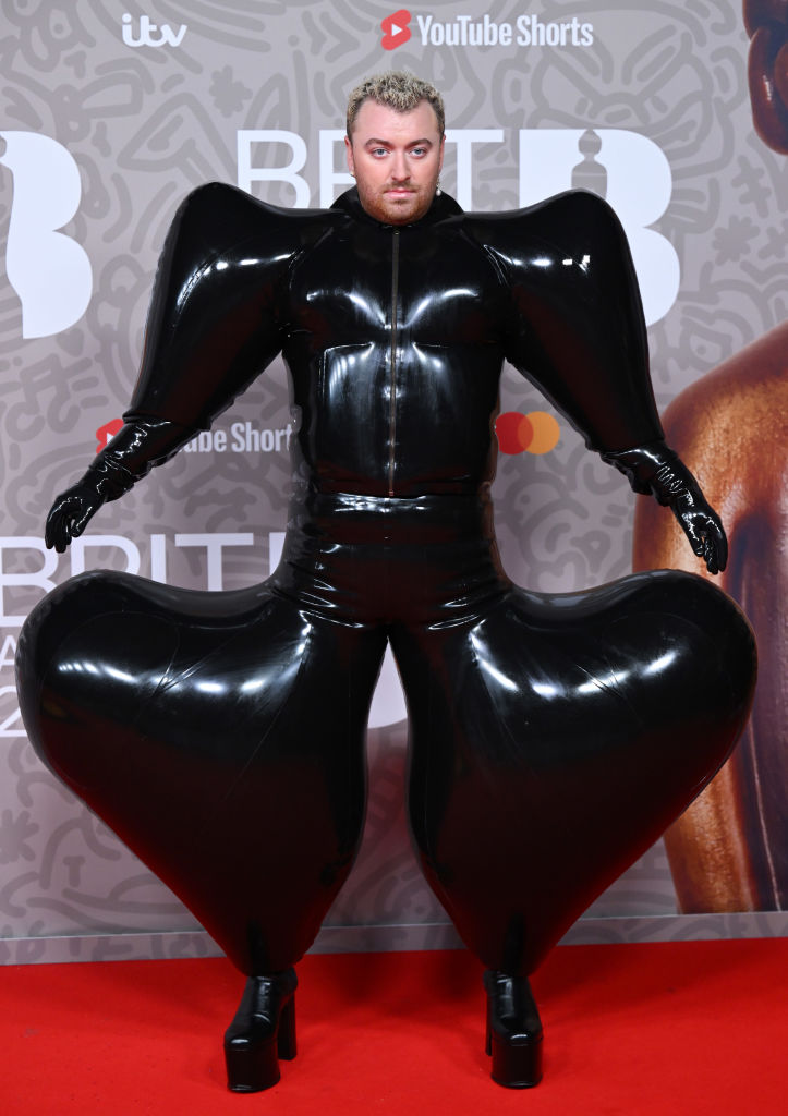 Sam Smith no tapete vermelho do BRIT Awards 2023