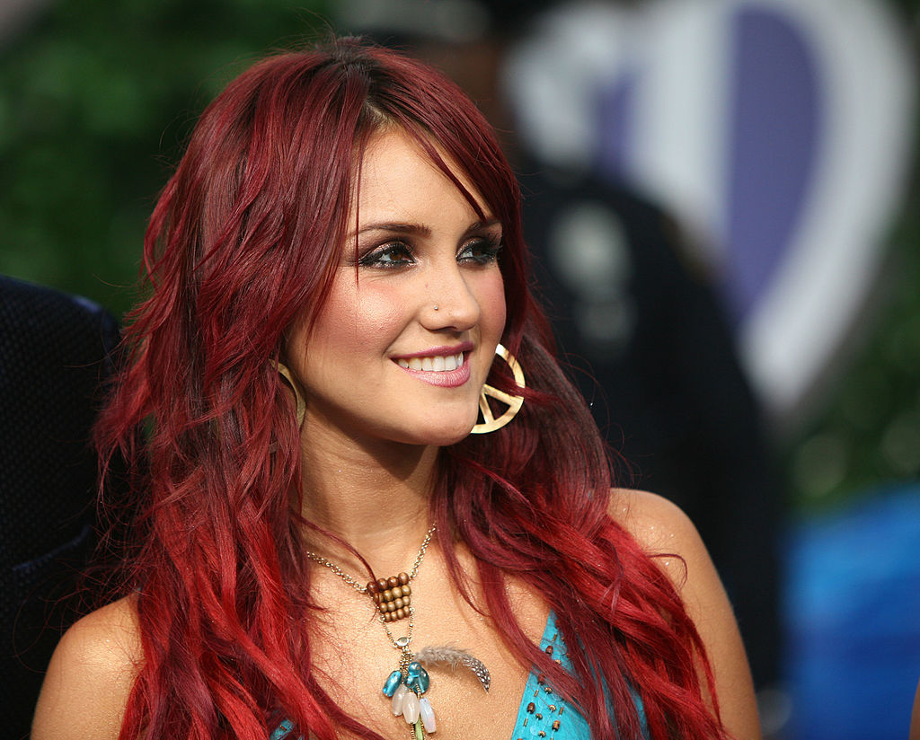 2006 Premios Juventud Awards – Blue Carpet ombré vermelho cereja - dulce maria