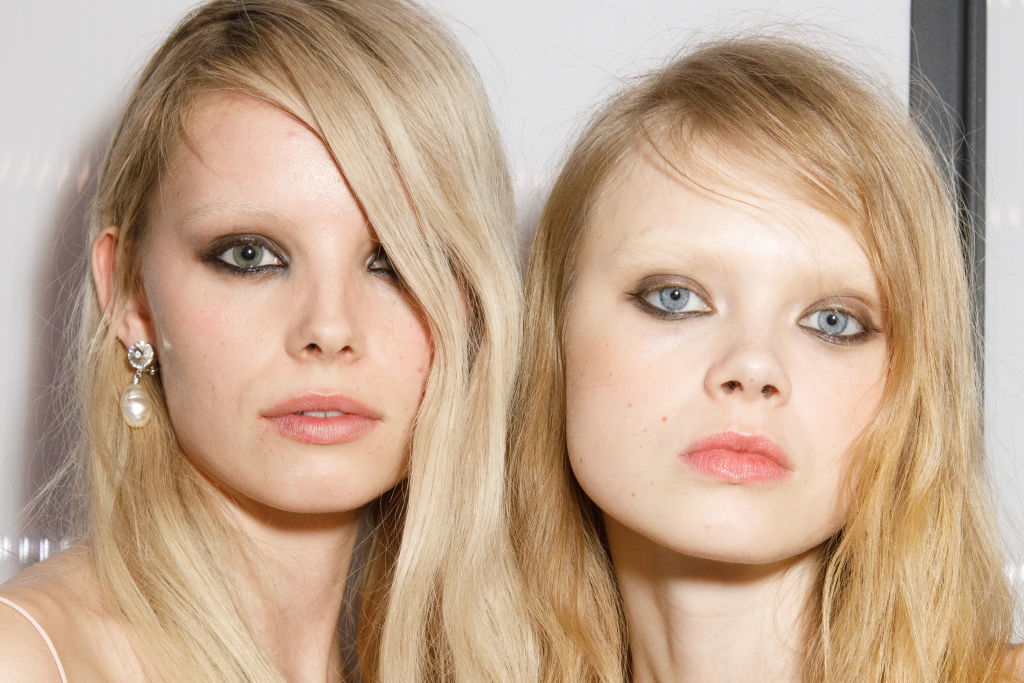 N21 – Backstage – Milan Fashion Week Womenswear Fall/Winter 2023/2024 tendências de maquiagem Milan Fashion Week - delineado invertido
