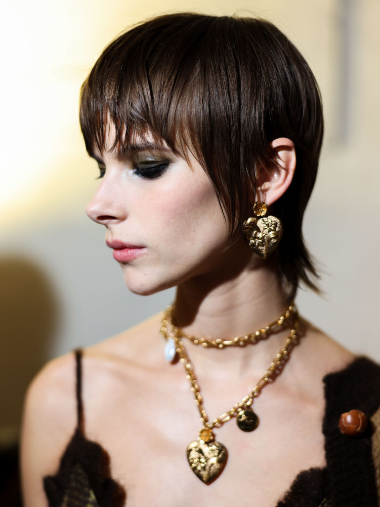 Etro – Backstage – Milan Fashion Week Womenswear Fall/Winter 2023/2024 tendências de maquiagem Milan Fashion Week - sombra efeito molhado