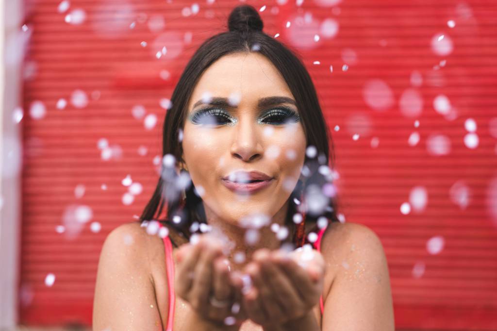 7 produtos de maquiagem compactos para levar na pochete de Carnaval