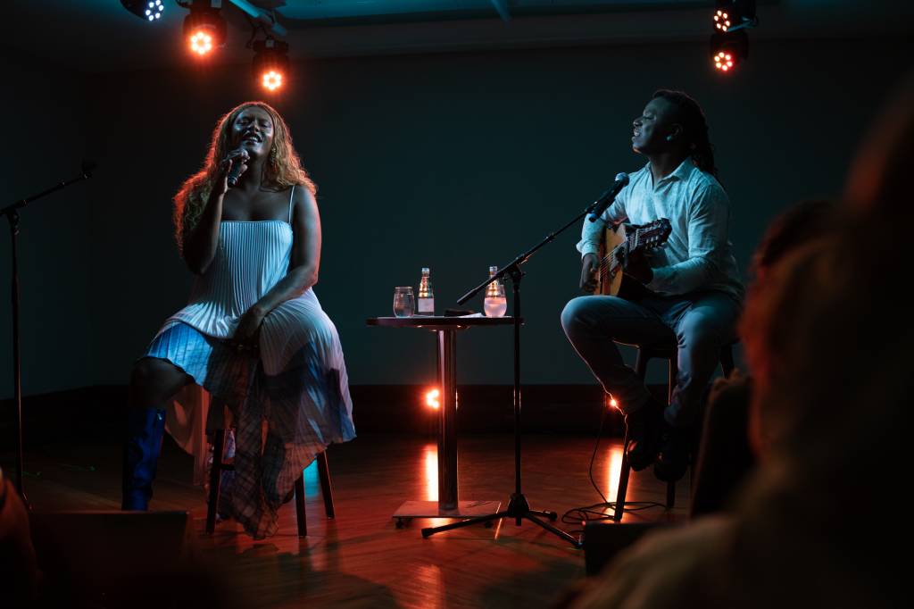 Liniker marca a abertura da Casa Clã com apresentação intimista