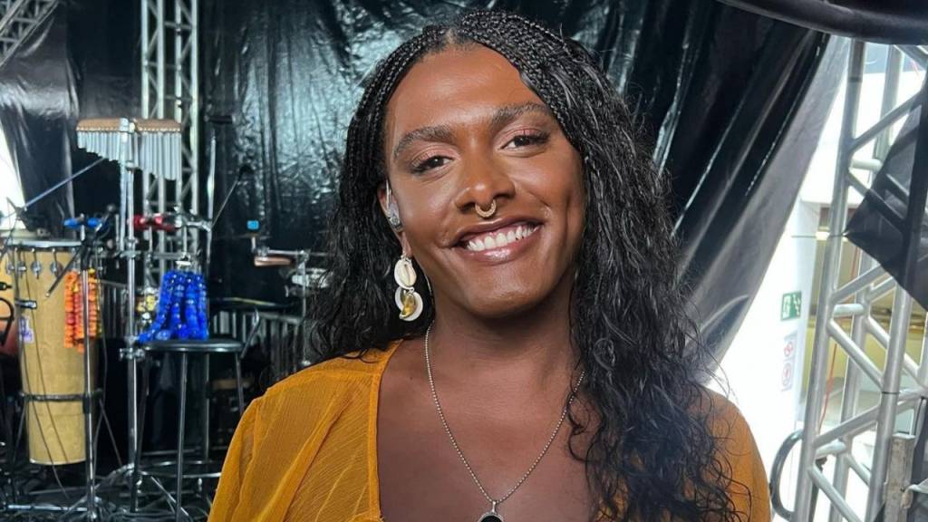 Apresentação intimista de Liniker marca a abertura da Casa CLÃ