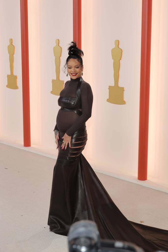 Rihanna no tapete champagne do Oscars 2023.