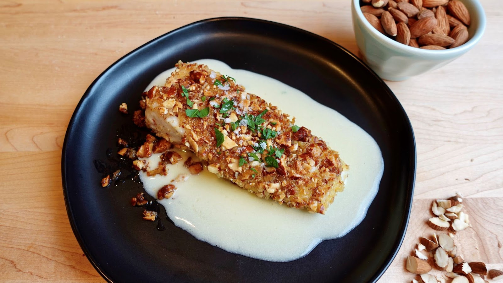 Alabote com crosta de am&ecirc;ndoa ao molho beurre blanc