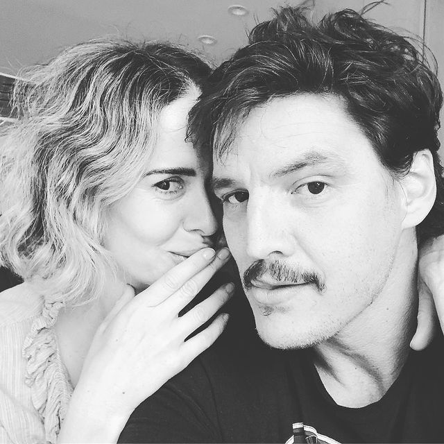 Pedro-pascal-sarah-paulson Motivos para amar Pedro Pascal.