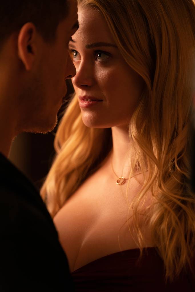 belo-desastre-virginia-gardner Cena romântica de Virginia Gardner em