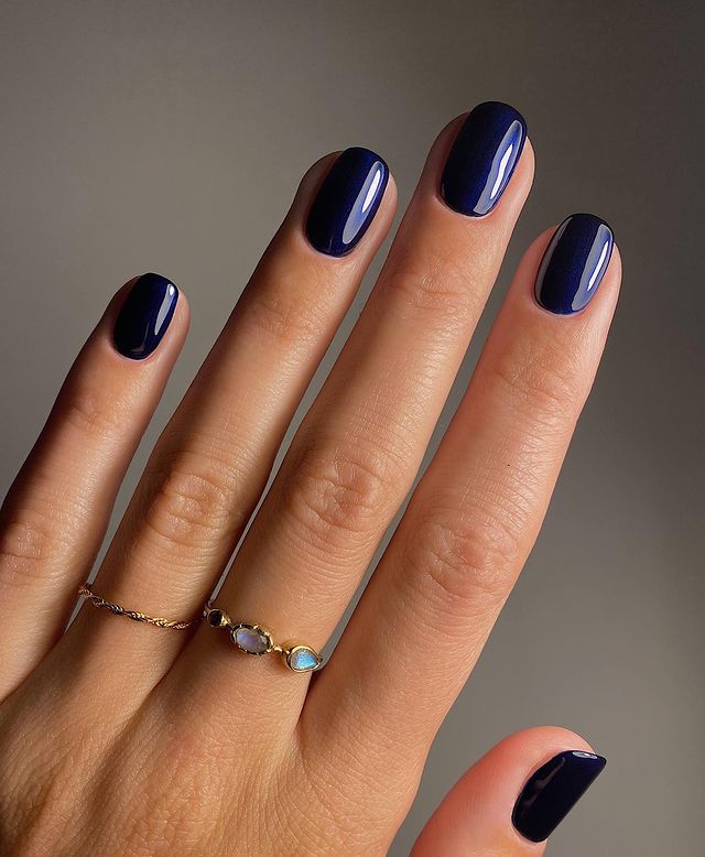 Cores de esmalte para outono 2023: azul royal.