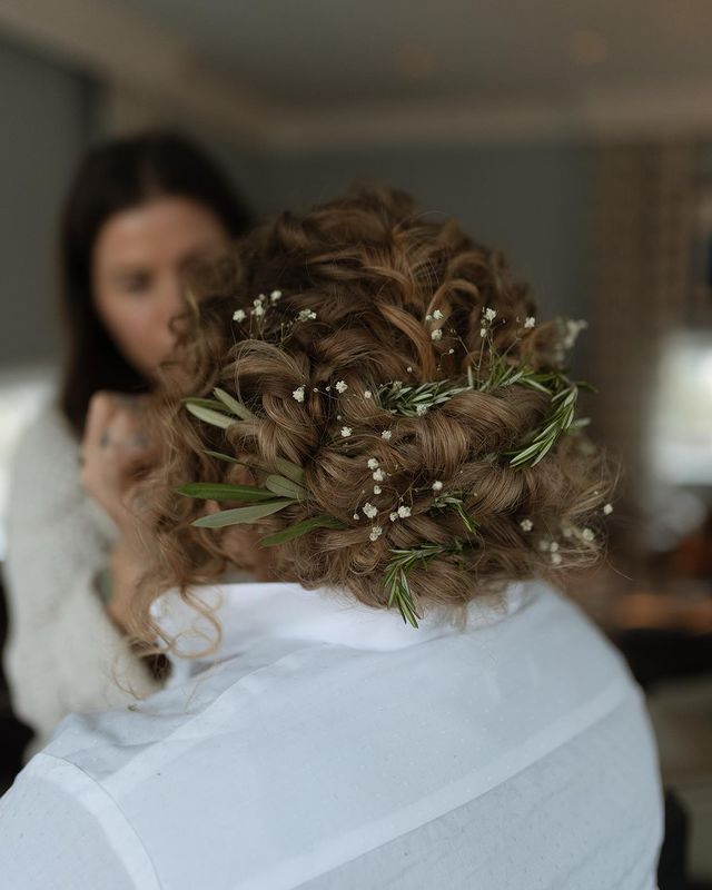 coroa-flores-penteado-para-noivas Inspirações de penteados para noivas de cabelo longo.