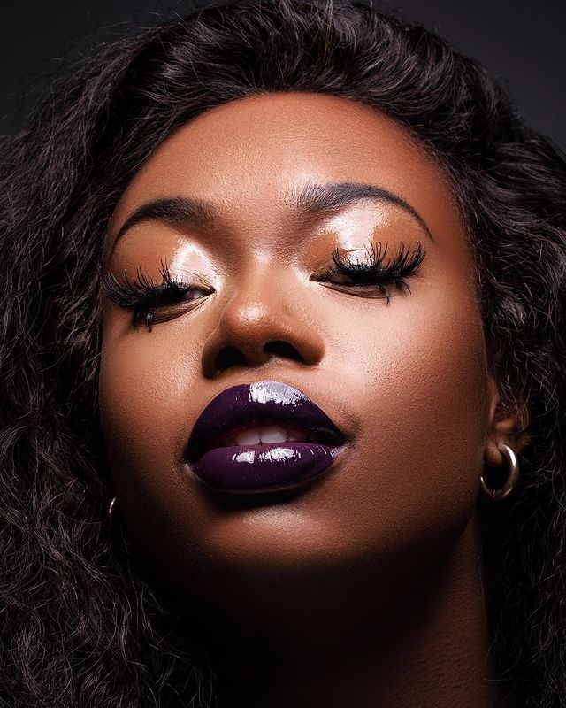 Glossy eyes, esse efeito se d&aacute; gra&ccedil;as ao gloss labial, um que possa ser utilizado nos olhos.