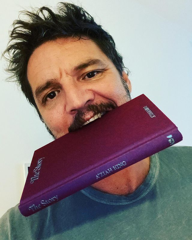 pedro-pascal-indica-livros Motivos para amar Pedro Pascal.