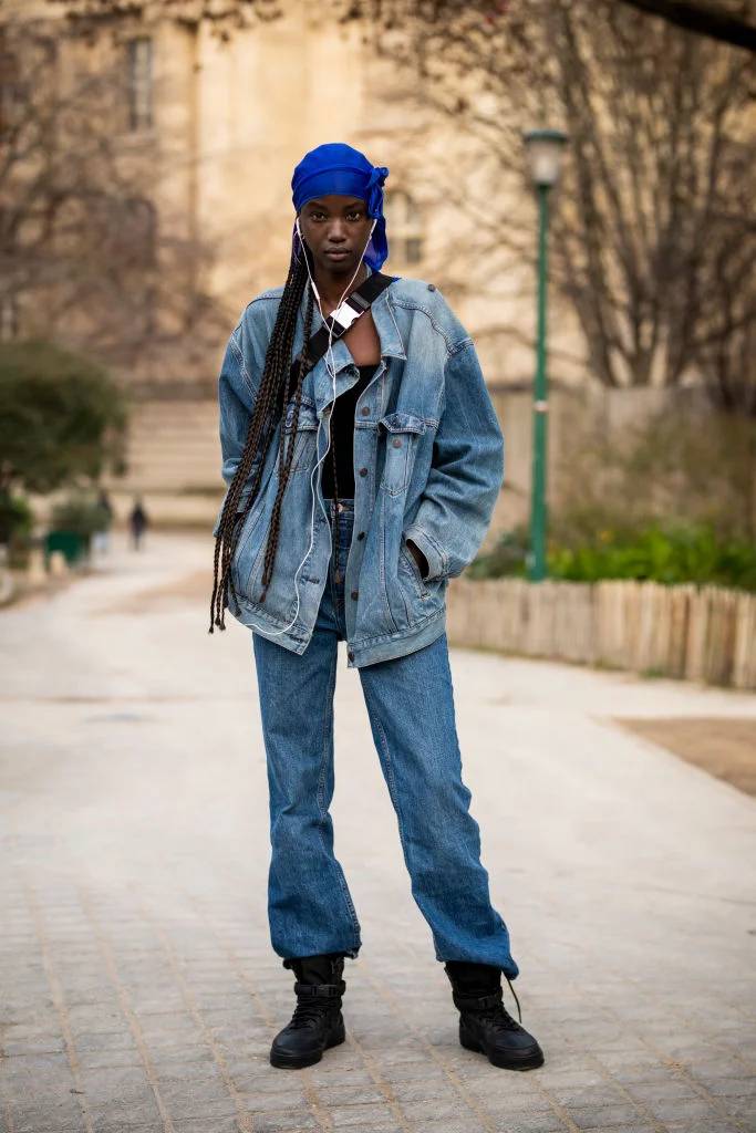 Tendência para outono/inverno 2023: jaqueta jeans oversized.