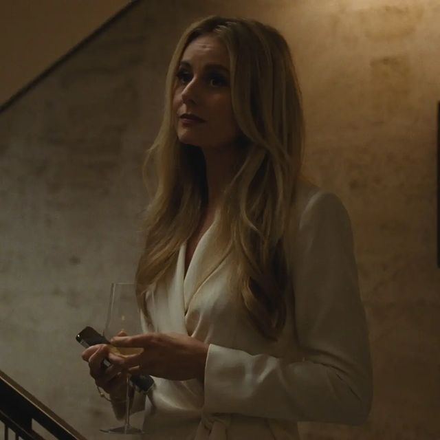willa-conjunto-branco-succession Justine Lupe com um conjunto de alfaiataria branco em