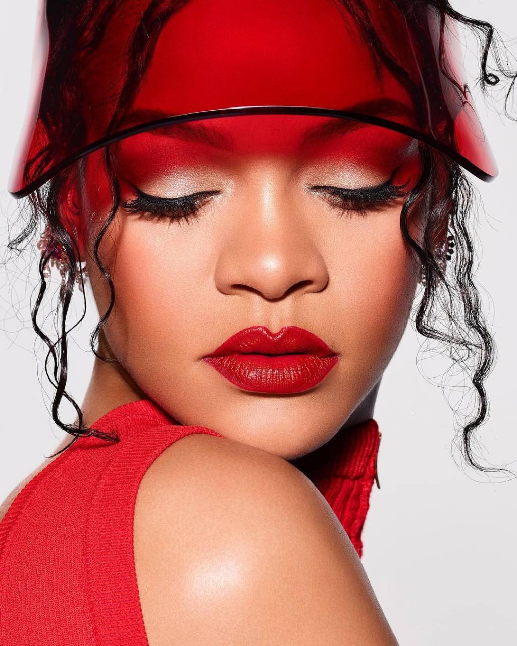 273028552_662293851623458_2387947382165631819_n Rihanna com batom vermelho
