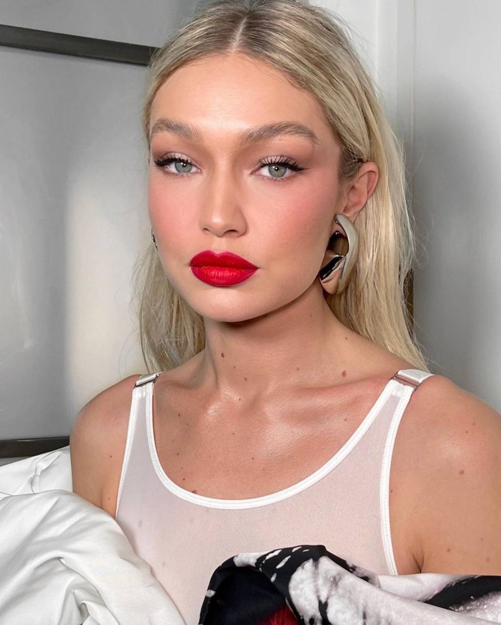 333707670_775088610259371_2211336557068558937_n Gigi Hadid com um batom vermelho de subtom frio.