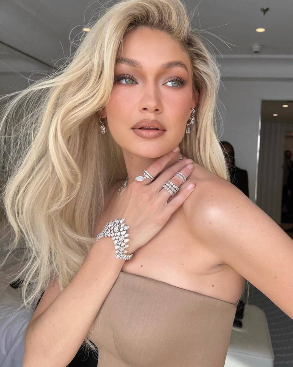 Gigi-Hadid-Cannes Gigi Hadid com make em tons frios em Cannes 2023.