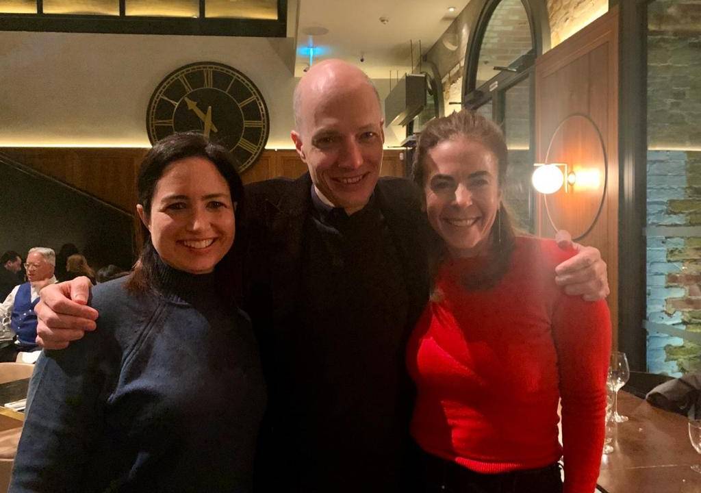 Diana Gabanyi e Jackie de Botton com Alain de Botton: fundadores da The School of Life Brasil